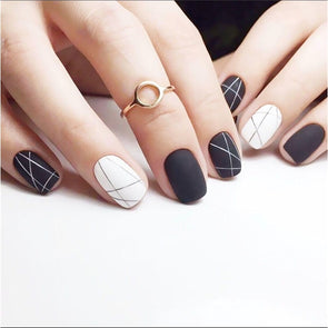 24pcs/Set Vintage Black White Line False Nails Finished Short Design Full Cover Nail Tips Artificial Fake Nails with Glue